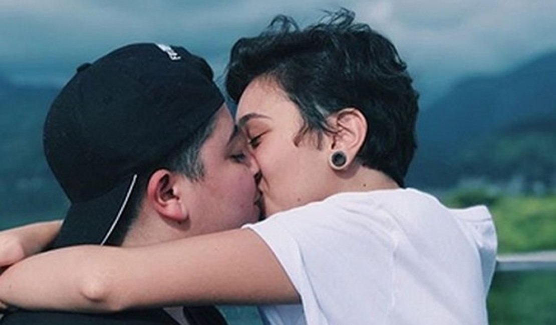 Ana Vilela celebra Dia do Beijo com post romântico ao lado de namorada