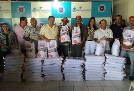 Prefeito Fabinho Aurélio entrega sementes a agricultores girauenses