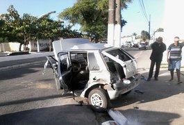 Carro colide contra ônibus e poste no bairro do Poço, em Maceió