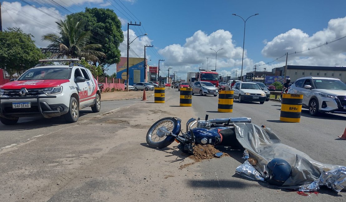 Motociclista tenta desviar de barril e morre atropelado por caçamba, na AL 220, em Arapiraca