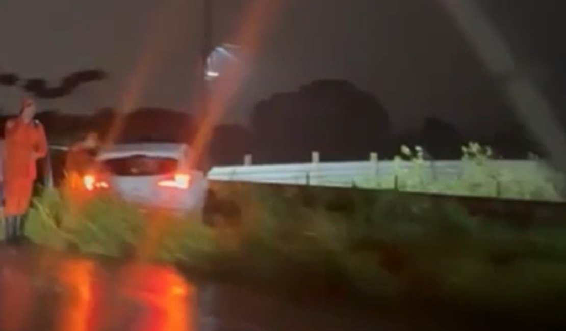 Motorista perde controle da direção e atinge poste às margens da AL-220, em Arapiraca