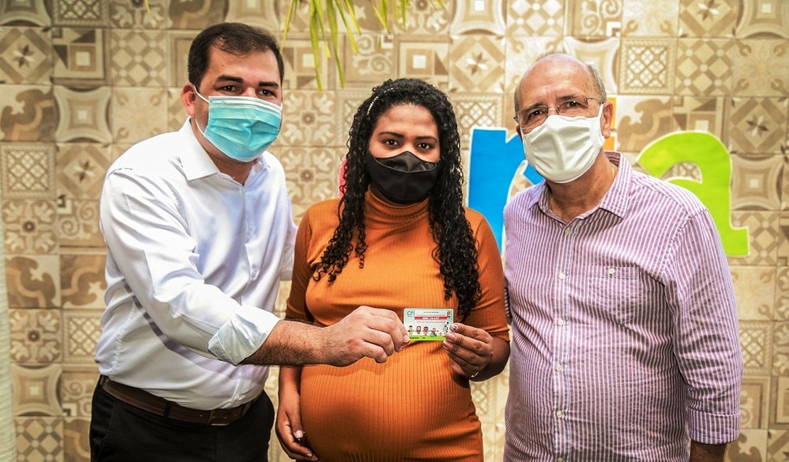 Prefeitura de Penedo faz segunda entrega do Cartão CRIA