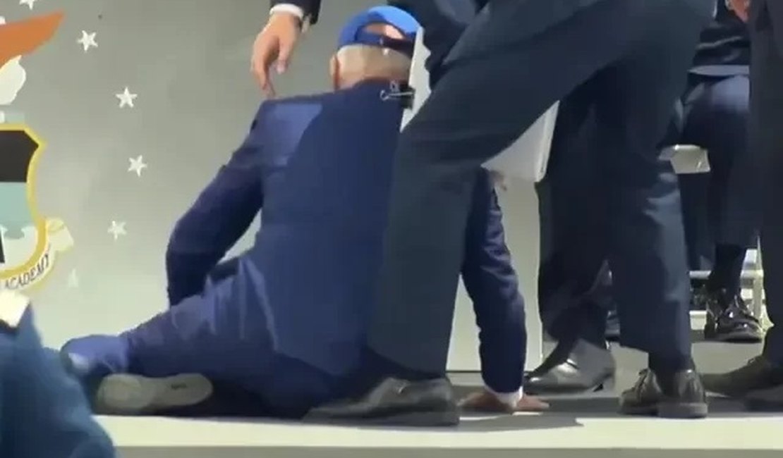 Presidente dos EUA, Joe Biden tropeça e cai durante formatura da Força Aérea; Assista