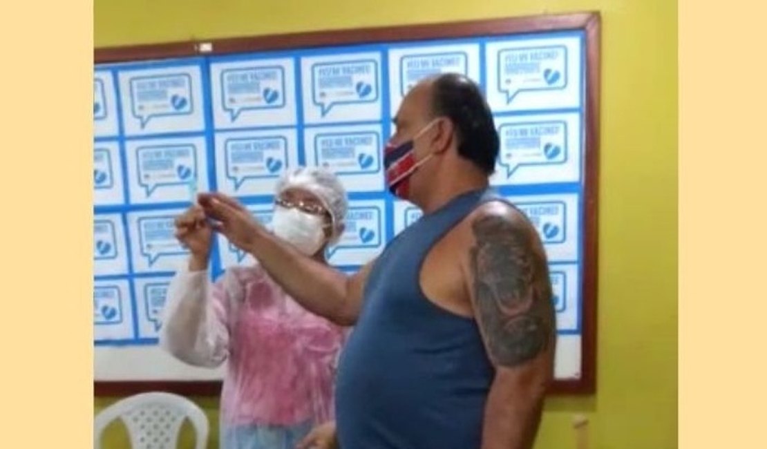 Vídeo. Homem aplica sozinho a vacina após pegar seringa da mão de enfermeira