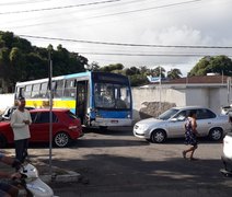 Motorista de van avança sinal vermelho e colide em ônibus, em Arapiraca