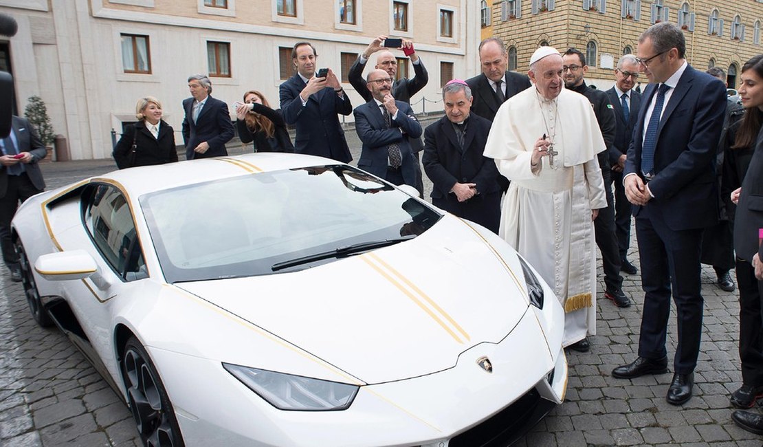 Papa Francisco ganha Lamborghini e decide leiloá-lo