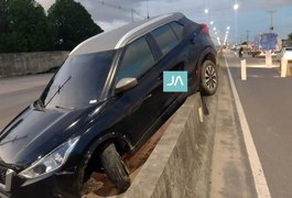 Motorista perde controle da direção e carro derruba poste, sobe em mureta e capota em Arapiraca