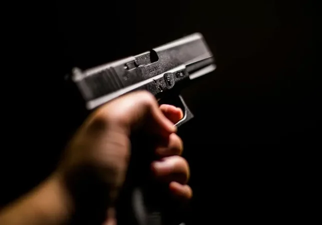 Adolescente é assassinado com quatro tiros em terreno baldio, em Maceió