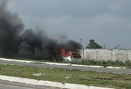 Veículo pega fogo próximo ao aeroporto, em Maceió