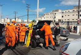 Acidente com caminhão, carros e duas motos deixa feridos em Maceió