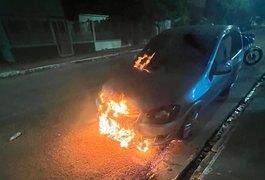 Carro é incendiado em frente a auto elétrica no bairro Baixão, em Arapiraca