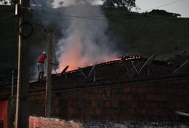 Incêndio atinge casa de fabricação clandestina de fogos em São José da Laje