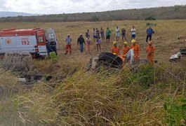 Motorista fica preso às ferragens após ﻿caminhão tombar na AL220, no Sertão alagoano