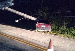 Colisão causa queda de poste em cima de carro e resulta em condutor ferido e eletrocutado