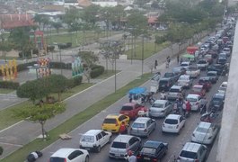 Colisão deixa trânsito congestionado no Parque Ceci Cunha, em Arapiraca