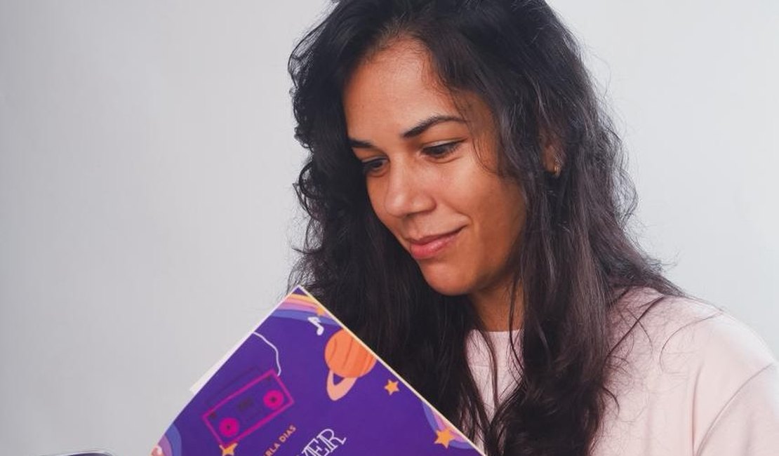 Escritora Karla Dias reflete sobre escuta ativa e relações afetivas em novo livro infantil 'Oliver e o Rádio'
