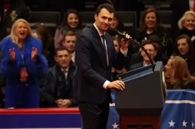 Morre influencer aliado de Trump após ser baleado em evento nos EUA