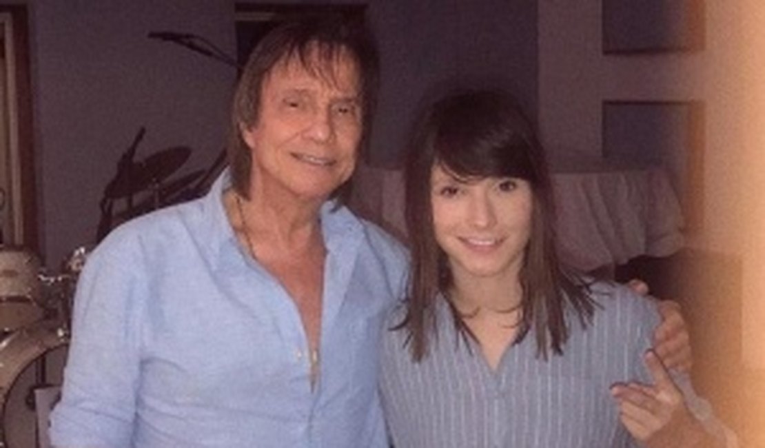 Ex-The Voice nega affair com Roberto Carlos: 'Nunca insinuou intenção'