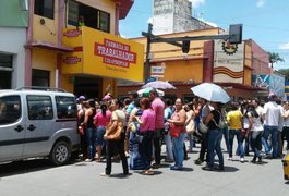 Servidores de Arapiraca cobram o salário do mês de dezembro durante manifestação