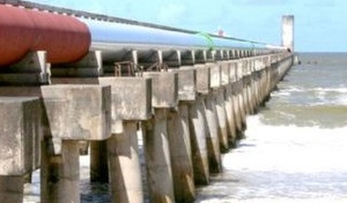 Adolescente desaparece após pular do Emissário submarino na praia do Sobral, em Maceió