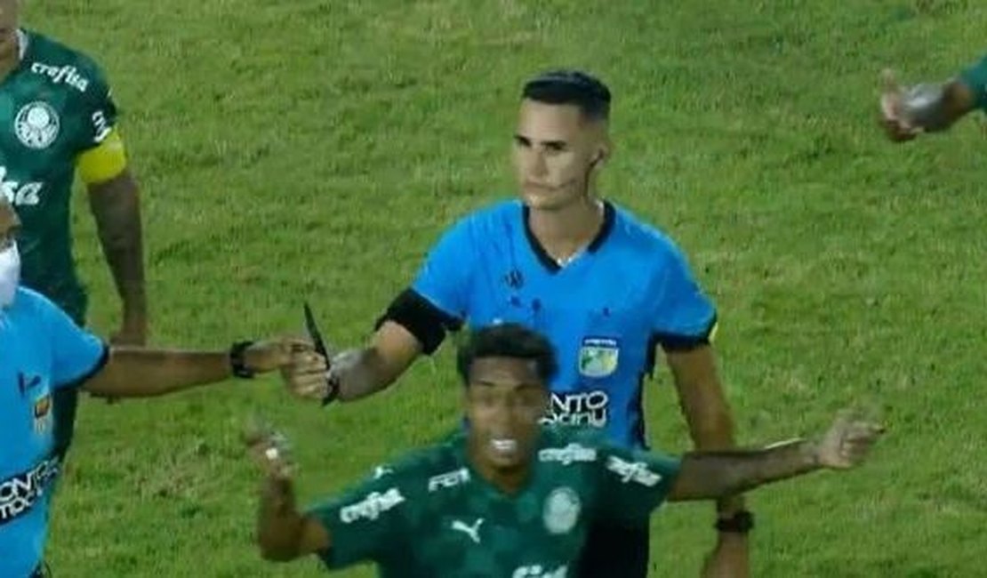 Vídeo. Torcedor do São Paulo invade campo com faca na semifinal da Copa SP de Futebol Júnior