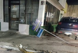 Veículo de passeio não respeita placa de parada obrigatória e acaba atingido outro carro no Centro de Arapiraca