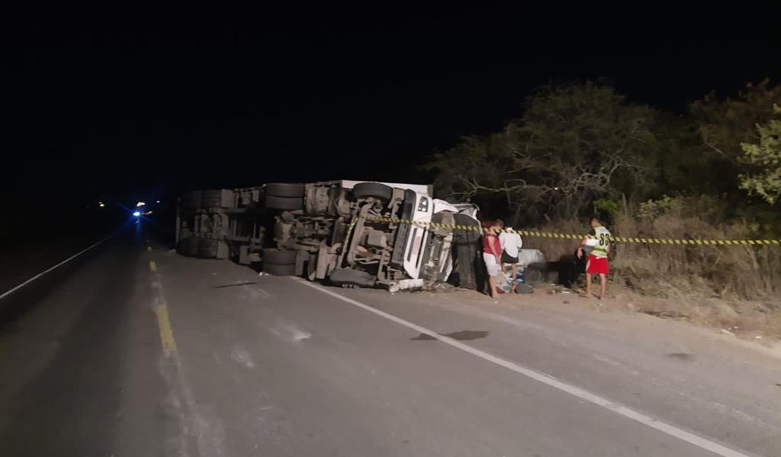 Carreta capota durante ultrapassagem em Delmiro Gouveia