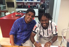 Vagner Love aceita proposta para reforçar ataque do Corinthians