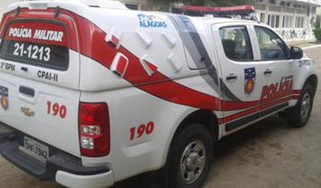 Criminosos armados saem de matagal, surpreendem motorista e roubam veículo em Arapiraca
