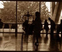 Mulher dada como morta levanta do caixão durante velório