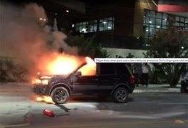 Carro pega fogo próximo ao Pavilhão do Artesanato em Maceió