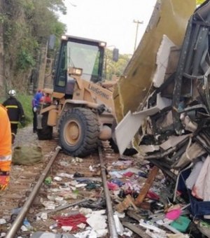 Polícia procura motorista do ônibus de Alagoas que caiu de viaduto em Minas Gerais