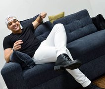 Em entrevista, Wesley Safadão diz que voar calcinha e sutiã no palco é comum