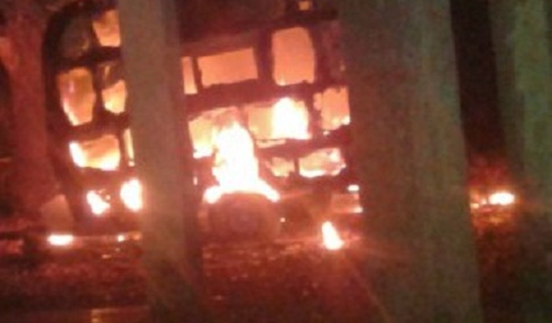 Trailer da PM é incendiado no Litoral Norte de Alagoas
