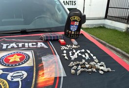 Força Tática do 1º BPM prende mulher por tráfico de drogas na praia de Pajuçara
