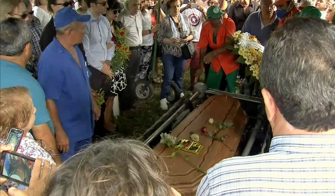 Corpo do cantor Belchior é sepultado em Fortaleza