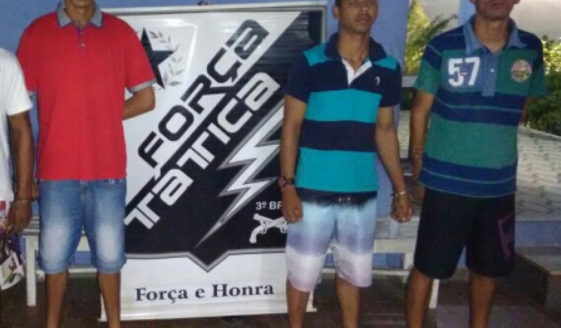 Cinco jovens são detidos por porte ilegal de arma de fogo e tráfico de drogas, em Arapiraca