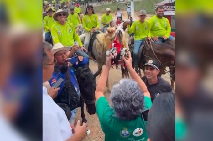 VÍDEO. Imagem de Nossa Senhora do Bom Conselho chega a Arapiraca, trazida por cavaleiros e amazonas