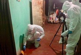 Perita criminal usa reagente químico para identificar manchas de sangue em local de homicídio em Arapiraca