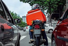 Ladrão pede comida pelo celular de vítima e entrega chega com a polícia