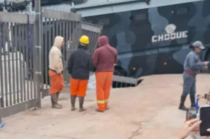 Horas antes do show de Harry Styles, chão cede próximo ao MorumBIS e caminhão da tropa de choque afunda