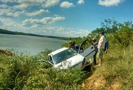Vídeo. Motorista perde controle de carro e capota veículo próximo a barragem da Vila Bananeiras
