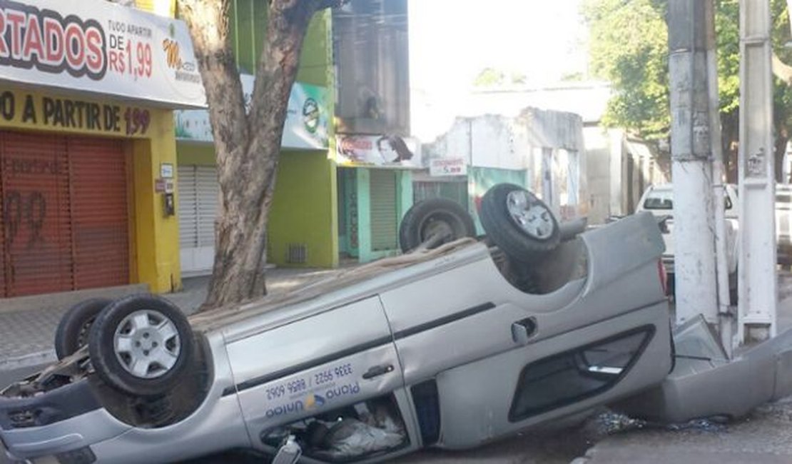 Após sair de cemitério, carro de funerária se envolve em acidente e capota em Maceió