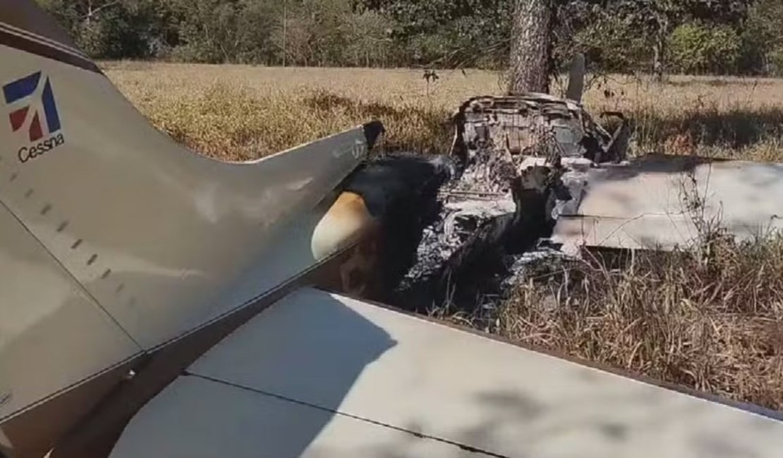 Avião em chamas com 300 kg de cocaína faz pouso forçado em fazenda em Goiás