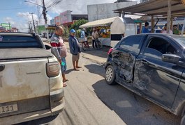 Batida envolvendo dois carros é registrada no bairro Baixa Grande, em Arapiraca