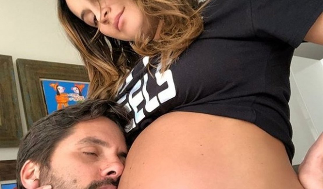 Na reta final da gravidez, Claudia Leitte é paparicada pelo marido
