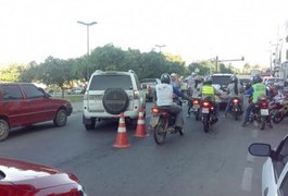 Colisão entre moto e carro deixa trânsito lento no Centro de Arapiraca