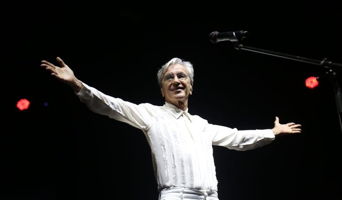 Caetano Veloso canta no Marco Zero, em Recife