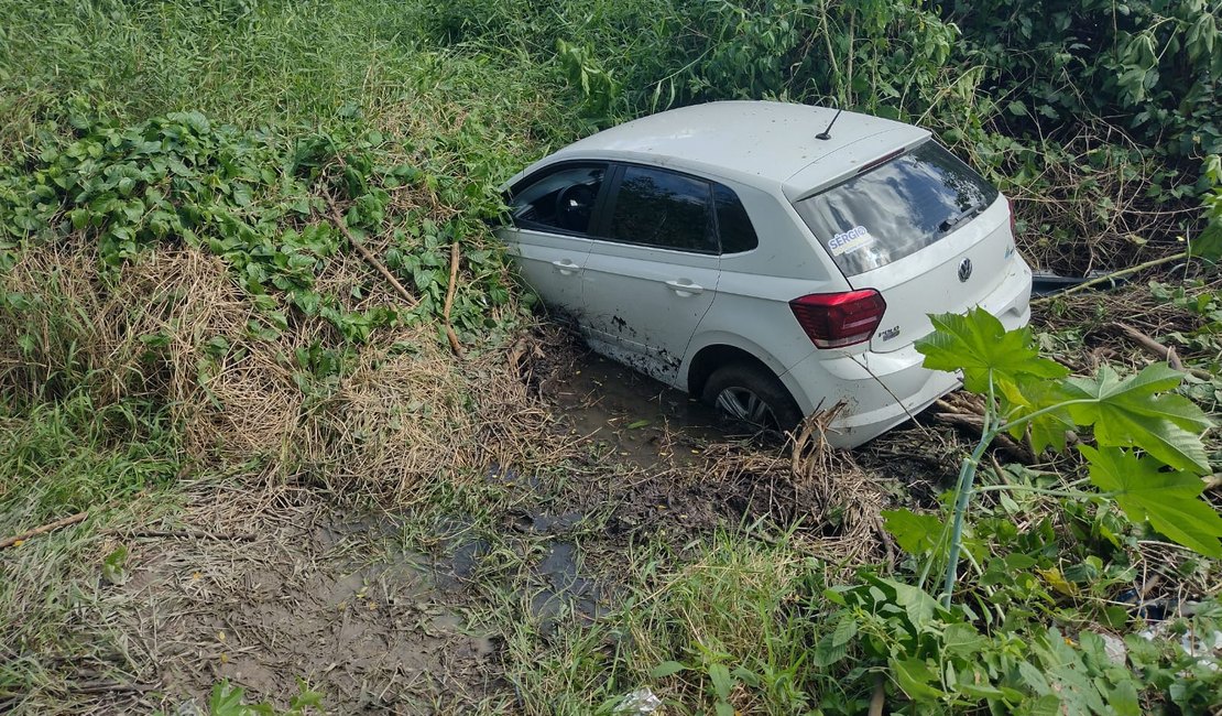 Carro cai em brejo após condutor perder o controle e passar direto em cruzamento, em Arapiraca