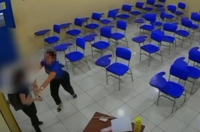 Aluna ataca e esfaqueia professora dentro de sala de aula
